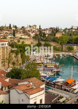 Antalya, Türkei 22 April 2024, Blick auf einen beliebten Ort für Touristen Antalya Hafen und Hafen in Turklye Stockfoto