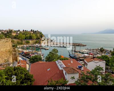 Antalya, Türkei 22 April 2024, Blick auf einen beliebten Ort für Touristen Antalya Hafen und Hafen in Turklye Stockfoto