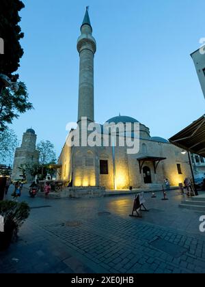 Antalya, Türkei 22. April 2024, Kuppelmoschee aus den 1600er Jahren benannt nach einem mächtigen Großwesir des Osmanischen Reiches aus dem 16. Jahrhundert. Stockfoto