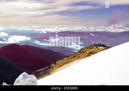 Eindrucksvoller Blick vom Mottarone Berg an einem Wintermorgen, mit See Orta und verschneiten Bergen. Piemont - Italien. Stockfoto