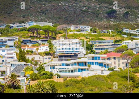 Große Villen in Camps Bay unterhalb des Tafelbergs Stockfoto