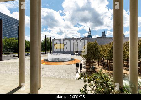 Blick vom Kunstmuseum Bonn auf die Kunst- und Ausstellungshalle der Bundesrepublik Deutschland, Bonn, Nordrhein-Westfalen, Deutschland. Blick vom Kuns Stockfoto