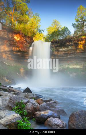 Minnehaha Falls in Minneapolis, Minnesota, USA, an einem frühen Sommermorgen. Stockfoto