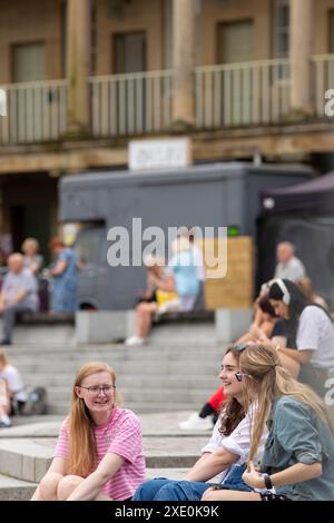 West Yorkshire, Großbritannien. Juni 2024. Wetter in Großbritannien. Shibden Valley, West Yorkshire, Großbritannien. Käufer und Büroangestellte nutzen das warme Wetter in der Piece Hall und den angrenzenden Woolshops in Halifax, Calderdale, West Yorkshire, Großbritannien, da die Temperaturen 25 Grad erreichen. Quelle: Windmill Images/Alamy Live News Stockfoto