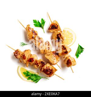 Gegrillte Hähnchenspieße isoliert auf weißem Hintergrund, Draufsicht. Schweinefleisch, Huhn oder truthahn Shish Debab, Soulvaki mit Kräuter- und Zitronenscheiben, Design Stockfoto