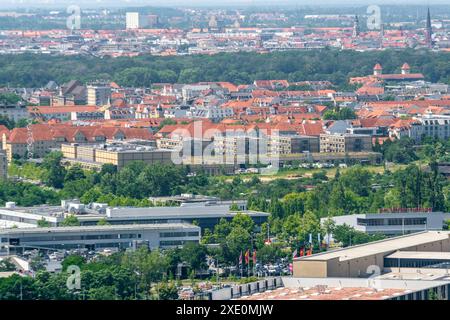 Leipzig ist eine kreisfreie Stadt sowie mit 616,093 Einwohnern 31. Dezember 2022 bzw. 628,718 laut Melderegister am 31. Dezember 2023 Einwohnern die einwohnerreichste Stadt im Freistaat Sachsen. Sie belegte 2021 in der Liste der Großstädte in Deutschland den achten Rang. Für Mitteldeutschland ist sie ein historisches Zentrum der Wirtschaft, des Handels und Verkehrs, der Verwaltung, Kultur und Bildung und eine wichtige Messe- und Universitätsstadt. Die Medienstadt Leipzig Übersicht *** Leipzig ist mit 616.093 Einwohnern die bevölkerungsreichste Stadt im Freistaat Sachsen Stockfoto