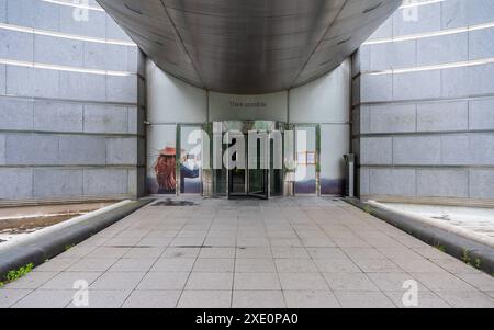 Schaerbeek, Region Brüssel-Hauptstadt, Belgien - 18. Juni 2024 - zeitgenössischer Eingang des Proximus-Turms Stockfoto