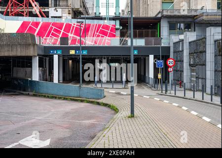 Schaerbeek, Region Brüssel-Hauptstadt, Belgien - 18. Juni 2024 - Rad- und Buswege am Place du Nord - Noordplein, in Richtung Unterführung des Nordbahnhofs Stockfoto