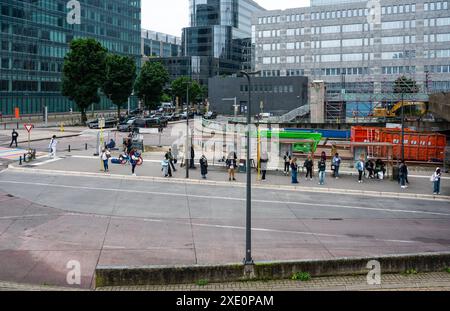 Schaerbeek, Region Brüssel-Hauptstadt, Belgien - 18. Juni 2024 - Blick über den Place du Nord - Noordplein, an der Bushaltestelle de Lijn warten Leute Stockfoto