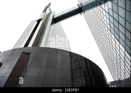 Schaerbeek, Region Brüssel-Hauptstadt, Belgien - 18. Juni 2024 - flacher Blick über den Hauptsitz des Proximus-Turms Stockfoto