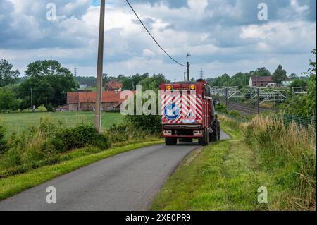 Wambeek, Ternat, Belgien, 22. Juni 2024 - Landmaschinen fahren auf einer Landstraße Stockfoto