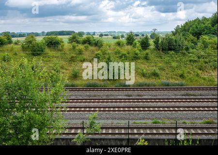 Wambeek, Ternat, Belgien, 22. Juni 2024 - leere Bahngleise durch die flämische Landschaft Stockfoto