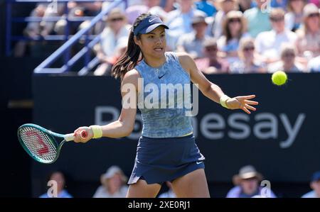 Die britische Emma Raducanu im Kampf gegen Sloane Stephens am vierten Tag der Rothesay International im Devonshire Park, Eastbourne. Bilddatum: Dienstag, 25. Juni 2024. Stockfoto