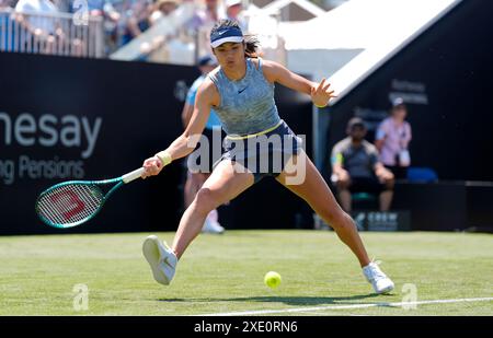 Die britische Emma Raducanu im Kampf gegen Sloane Stephens am vierten Tag der Rothesay International im Devonshire Park, Eastbourne. Bilddatum: Dienstag, 25. Juni 2024. Stockfoto