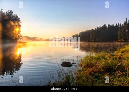 Sonnenaufgang am Shiroka-Polyana-Damm, Westrhodopen, Bulgarien Stockfoto