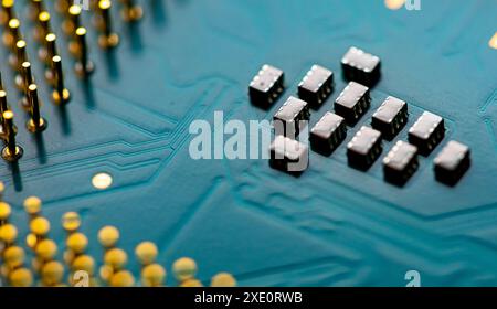 Nahaufnahme von Mikrochips und Stiften im Prozessorschaltkreis des Haupt-CPU-PCs Stockfoto