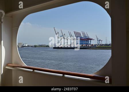 Kräne am Hafen in Hamburg, vom Promenadendeck des Kreuzfahrtschiffs Cunard Queen Victoria aus gesehen. Stockfoto