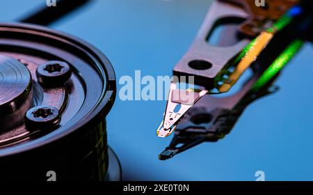 Makro-Nahaufnahme des Inneren einer magnetischen Festplatte Stockfoto