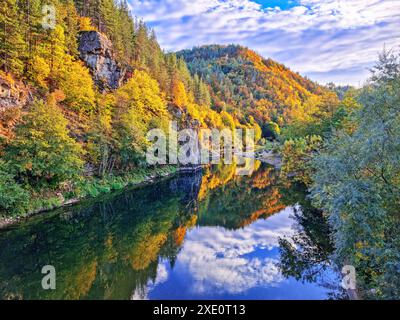 Fluss Arda im Herbst, Rhodopen, Bulgarien Stockfoto