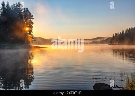 Sonnenaufgang am Shiroka-Polyana-Damm, Westrhodopen, Bulgarien Stockfoto