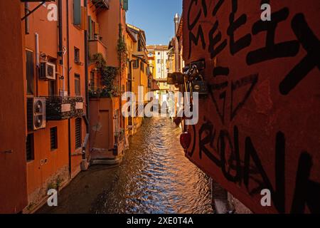 Versteckter moline-Kanal in Bologna Stockfoto