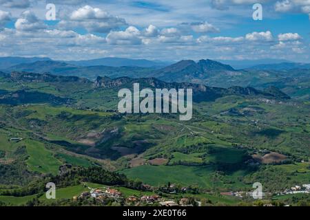 Blick von San Marino auf die umliegende Landschaft Stockfoto