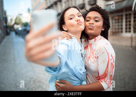 Zwei junge Frauen machen ein Selfie auf einer City Street Stockfoto