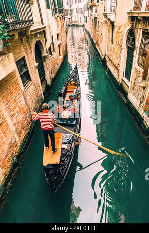 Enge Kanäle von Venedig Italien Stockfoto