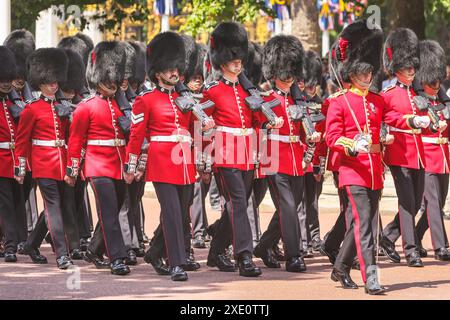 London, Großbritannien. Juni 2024. Grenadier- und Coldstream-Guards in Bärenhauthüten und zeremonieller uniformmarsch. Soldaten der Haushaltskavallerie, der King's Guard, der Irish Guards und anderer fahren entlang der Mall, flankiert von begeisterten Zuschauern, von denen einige japanische Flaggen mitgebracht haben. Kaiser Naruhito und Kaiserin Masako von Japan besuchen das Vereinigte Königreich dreitägig. Sie erhalten eine feierliche Begrüßung und Prozession auf der Mall Credit: Imageplotter/Alamy Live News Stockfoto