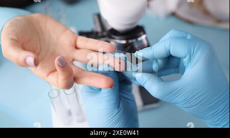 Durchführung eines Bluttests zur Untersuchung bei Patienten Stockfoto