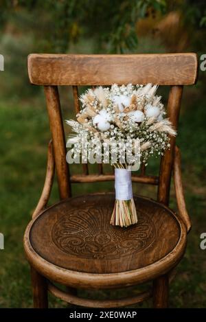 Eleganter Hochzeitsstrauß mit frischen natürlichen Blumen Stockfoto