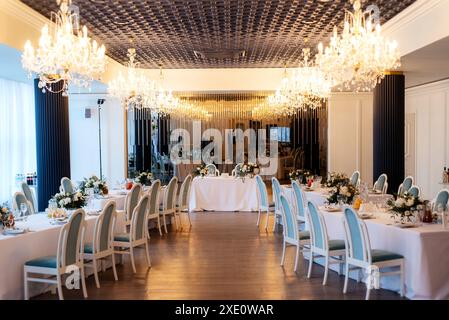 Das Präsidium des Brautpavetts im Bankettsaal des Restaurants Stockfoto