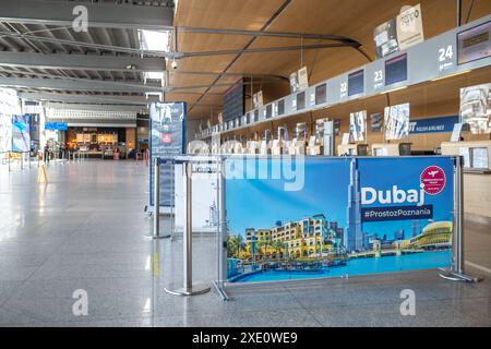 Posen, Polen - 18. Juni 2024: Leere Check-in-Schalter am Flughafen Posen, Polen Stockfoto