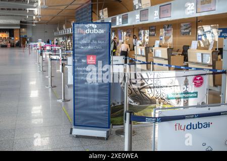 Posen, Polen - 18. Juni 2024: Leere Check-in-Schalter am Flughafen Posen, Polen Stockfoto