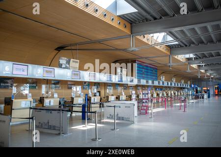 Posen, Polen - 18. Juni 2024: Leere Check-in-Schalter am Flughafen Posen, Polen Stockfoto