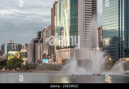 Bangkok, Thailand - 22. Juni 2024 - Bürogebäude im Stadtbild mit moderner Architektur mit Teichbrunnen. Malerische Aussicht auf Wolkenkratzer und Stockfoto