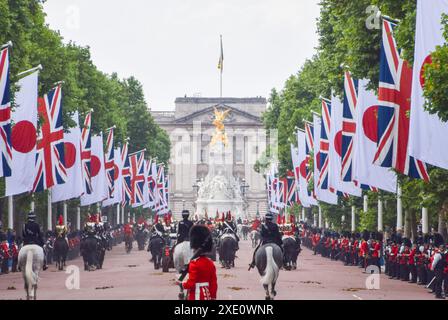 London, Großbritannien. 25. Juni 2024. Die Prozession auf der Mall als Kaiser Naruhito und Kaiserin Masako von Japan beginnen ihren dreitägigen Staatsbesuch in Großbritannien. Quelle: Vuk Valcic/Alamy Live News Stockfoto