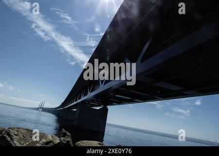 Oresundbrücke mit dem Windpark Lillgrund und Schweden am Horizont von Peberholm aus gesehen. Peberholm Pepper Islet , Schwedisch: Pepparholm ist eine kleine künstliche Insel im dänischen Teil der OEresund-Straße, die als Teil der OEresund-Brücke zwischen Dänemark und Schweden entstand. Peberholm liegt etwa 1 km südlich der größeren Naturinsel Saltholm Salt Islet und wurde benannt, um sie zu ergänzen. Es hat eine Fläche von 1,3 km2 320 Acres und gehört zu Dänemark. Peberholm Dänemark Copyright: XKristianxTuxenxLadegaardxBergx 2E6A1672 Stockfoto