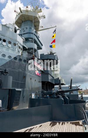 Wilmington, NC/USA – 22. Juni 2024: Zwei Bofors 40-mm-Kanonen in einem Turm auf der Hafenseite des Schlachtschiffs USS North Carolina montiert. Stockfoto