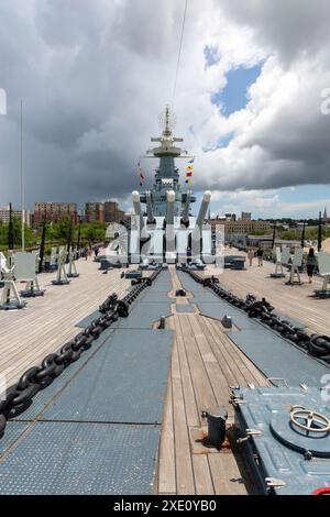 Wilmington, NC/USA - 22. Juni 2024: Ein Blick auf den Bug des Zweiten Weltkriegs an Bord des Schlachtschiffs USS North Carolina. Stockfoto