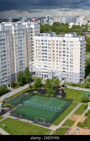 Moskau, Russland - 29. Mai. 2022. Fußball- und Volleyballplätze in der Nähe eines mehrstöckigen Wohngebäudes Stockfoto