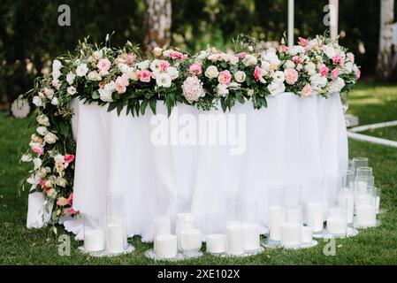 Bankettsaal für Hochzeiten mit dekorativen Elementen Stockfoto