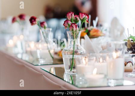 Bankettsaal für Hochzeiten mit dekorativen Elementen Stockfoto