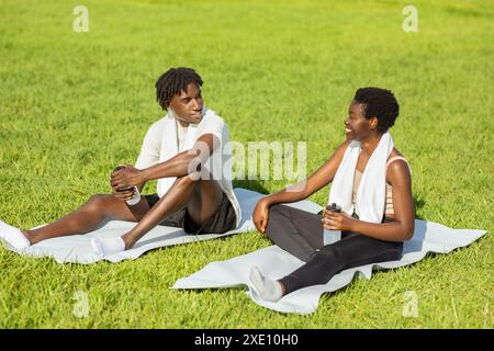 Nach dem Workout entspannen Sie sich auf Einem grünen Grasfeld Stockfoto