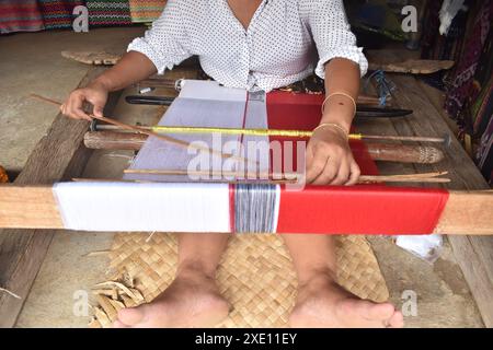 Lernen Sie das Weben traditioneller Stoffe, die typisch für den Stamm der Sasak sind, im Dorf Sade, Lombok, West Nusa Tenggara, Indonesien. Sade Village ist ein wunderschöner Touris Stockfoto