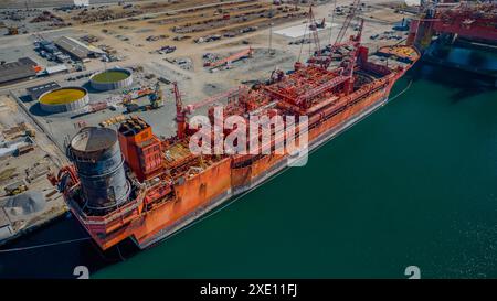 Tankfahrzeug und Bohrinsel im Hafen für Wartungsarbeiten. Stockfoto