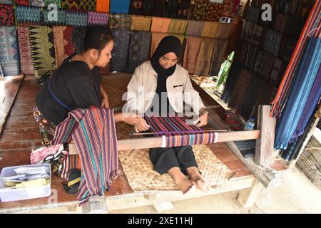 Lernen Sie das Weben traditioneller Stoffe, die typisch für den Stamm der Sasak sind, im Dorf Sade, Lombok, West Nusa Tenggara, Indonesien. Sade Village ist ein wunderschöner Touris Stockfoto