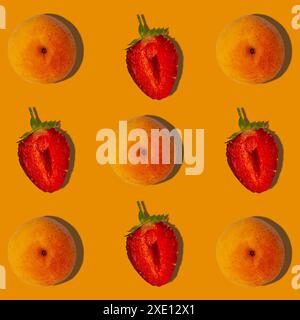 Aprikosen- und Erdbeerquadratische Zusammensetzung mit harten Schatten flach auf pastellorangen Hintergrund. Kreatives Layout mit frischen Sommerfrüchten. Spaß am Essen Stockfoto