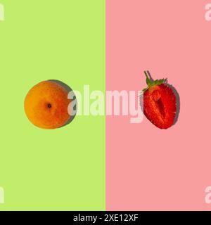 Aprikosen- und Erdbeerquadratische Komposition mit harten Schatten flach auf pastellgrünem und rosa Hintergrund, Pop-Art-Design Stockfoto
