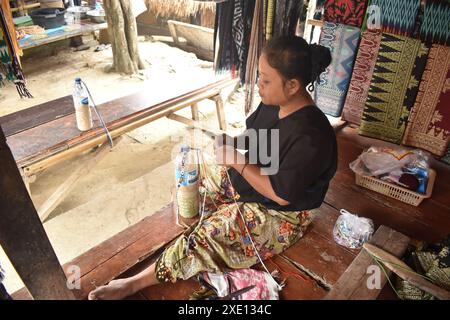 Lernen Sie das Weben traditioneller Stoffe, die typisch für den Stamm der Sasak sind, im Dorf Sade, Lombok, West Nusa Tenggara, Indonesien. Sade Village ist ein wunderschöner Touris Stockfoto